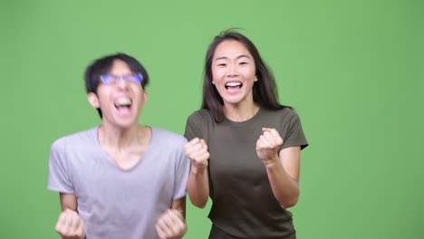 Junge-asiatische-Paar-immer-gute-Nachricht-zusammen