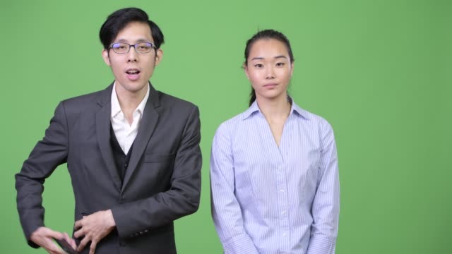 Junge-asiatische-Geschäft-Paar-zusammen