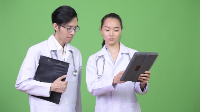 Médicos-de-la-joven-pareja-asiática-que-reunirse