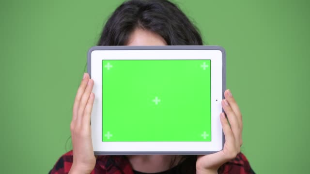 Junge-schöne-geschäftsfrau-zeigt-digital-Tablette