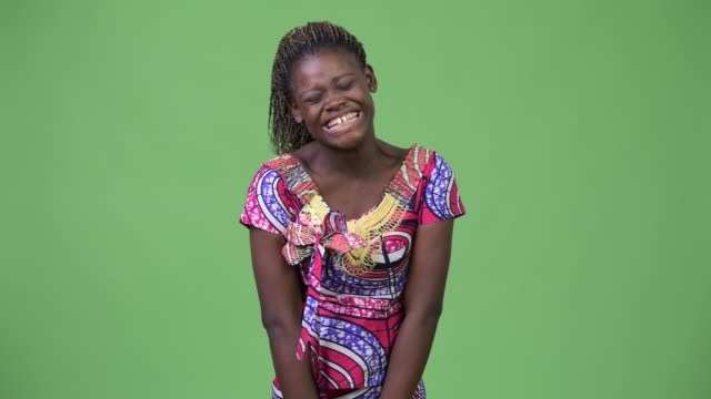 Junge-glücklich-Afrikanerin-lachen