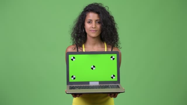 Junge-schöne-Hispanic-Frau-mit-laptop