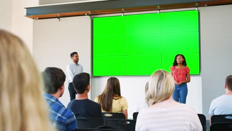 Estudiante,-dando-presentación-a-clase-de-la-High-School-secundaria-frente-a-pantalla