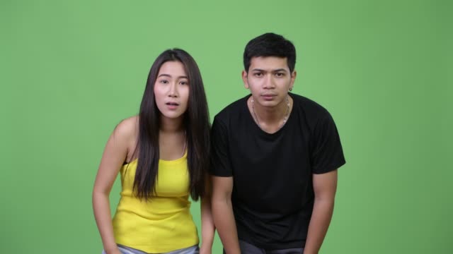 Joven-pareja-asiática-mirando-emocionado-juntos