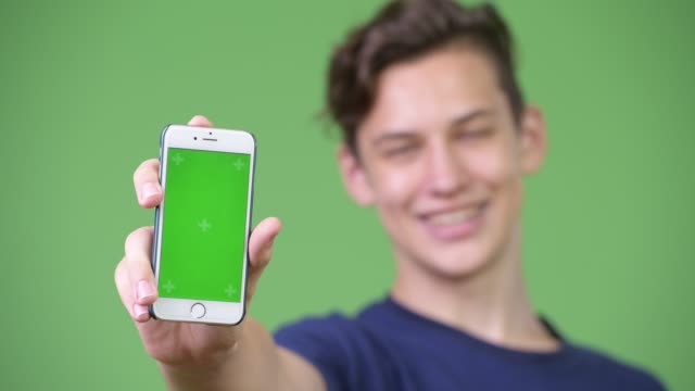 Junge-hübsche-Teenager-zeigen-Telefon