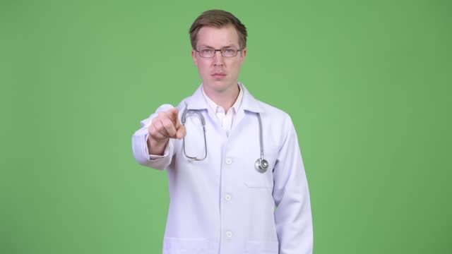 Porträt-des-jungen-Mann-Arzt-Finger-zeigen