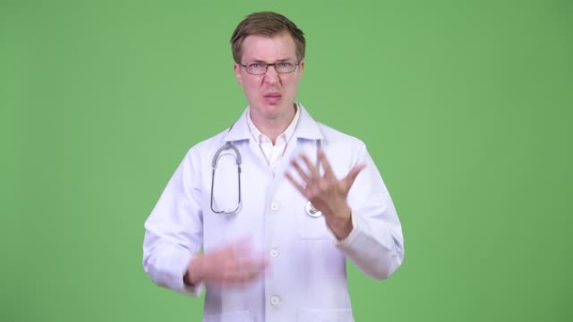 Médico-de-hombre-enojado-hablando-y-gritando-de-rabia
