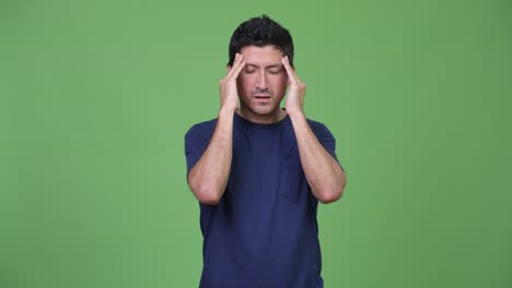 Betonte-Hispanic-Mann-mit-Kopfschmerzen