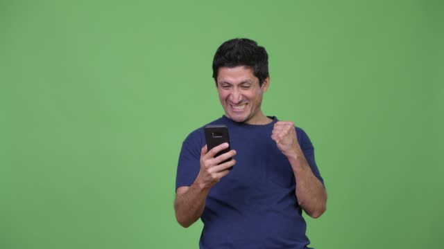 Hispanic-Mann-mit-Handy-und-immer-gute-Nachrichten