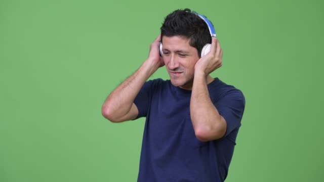 Hispanic-Mann-anhören-von-Musik