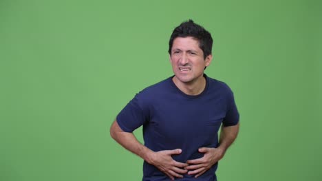 Betonte-Hispanic-Mann-mit-Bauchschmerzen