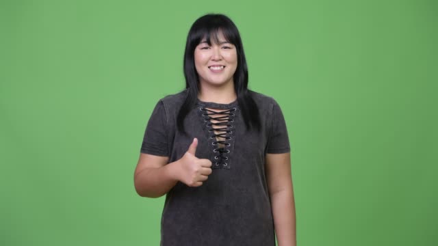 Mujer-asiática-con-sobrepeso-feliz-dando-pulgares