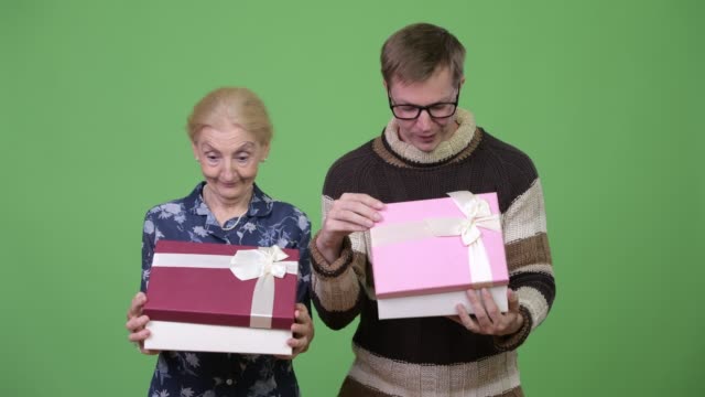Glückliche-Großmutter-und-Enkel-Geschenkbox-zusammen-öffnen