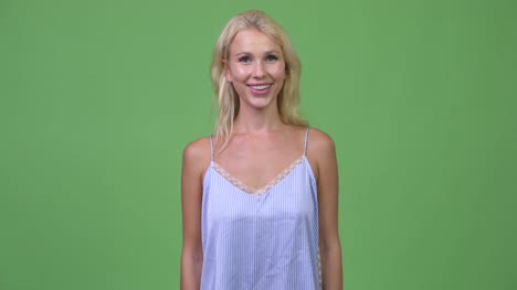 Junge-glücklich-schöne-geschäftsfrau-vor-grünem-Hintergrund