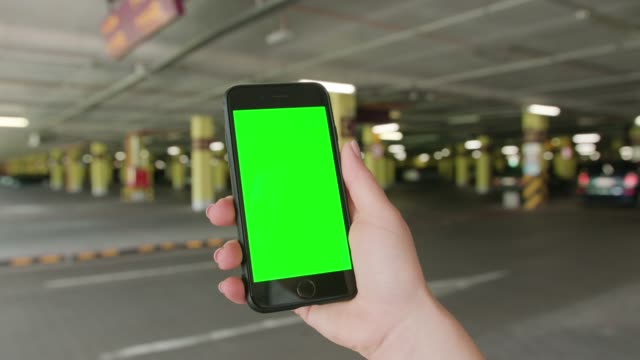 Eine-Hand-hält-eine-Telefon-mit-einem-Green-Screen