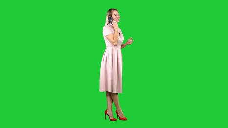 Hübsches-Mädchen-im-rosa-Kleid-auf-dem-Telefon-auf-einem-Green-Screen,-Chroma-Key