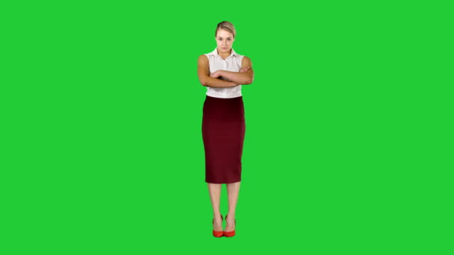 Junge-Frau-trägt-formelle-Kleidung-vor-der-Kamera-halten-Arme-gefaltet-auf-einem-Green-Screen,-Chroma-Key-suchen