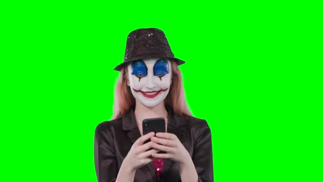 Halloween-Clown-Make-up-mit-Handy