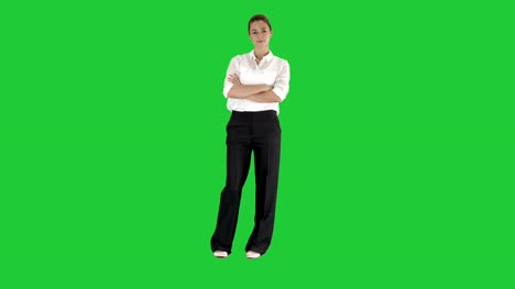 Attraktive-Geschäftsfrau-mit-verschränkten-Armen-stand-lächelnd-und-Blick-in-die-Kamera-auf-einem-Green-Screen,-Chroma-Key