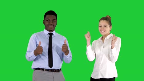 Internacional-feliz-sonriendo-el-hombre-y-la-mujer-mostrando-los-pulgares-para-arriba-en-una-pantalla-verde-Chroma-Key