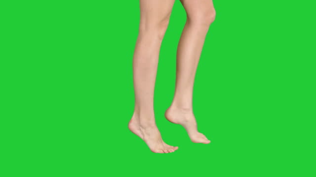 Schöne-weibliche-Beine-elegant-gehen-auf-Zehenspitzen-auf-einem-Green-Screen,-Chroma-Key