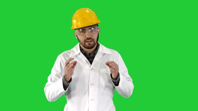 Ingeniero-seguro-hombre-hablando-a-cámara-en-una-pantalla-verde-Chroma-Key