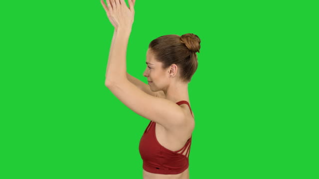 Junge-Frau-praktizieren-Yoga-auf-einem-Green-Screen,-Chroma-Key