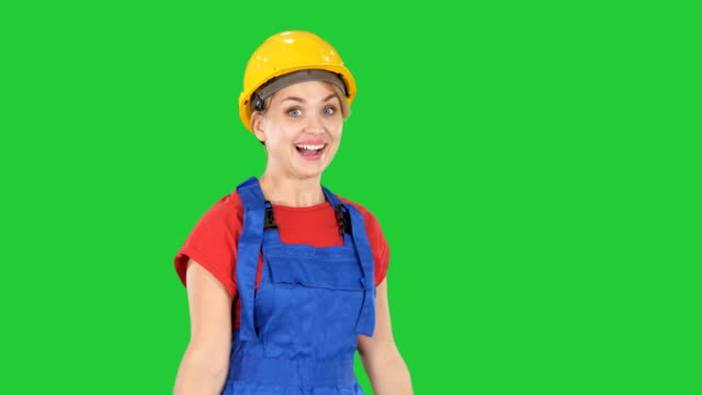Weibliche-Bauarbeiter-tanzen-glücklich-auf-einem-Green-Screen,-Chroma-Key