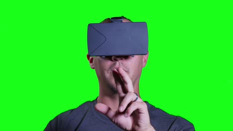 Ein-Mann-in-einen-virtuellen-Realität-Maske-Look-auf-und-öffnet-seine-Umgebung.