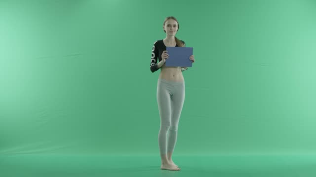 Yoga-Chica-sosteniendo-Una-pantalla-azul-sobre-un-fondo-verde