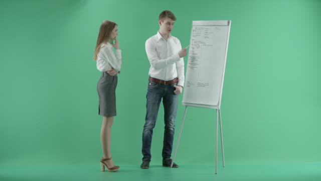 Businessman-doing-a-presentation.-Green-screen