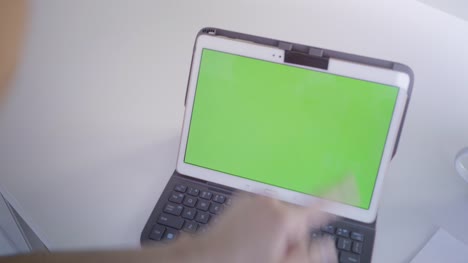 Junge-kaukasischen-Frau-im-ihren-30ern-mit-Ihrem-tablet,-online-mit-green-screen