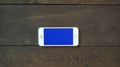 Zoom-en-la-mano-el-Smartphone-con-pantalla-azul