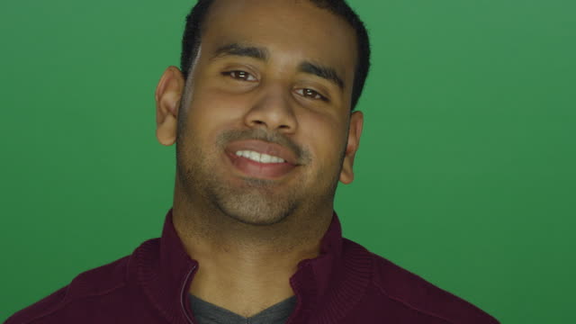 Young-African-American-Mann,-einschüchternd,-auf-einem-green-Screen-Studio-Hintergrund