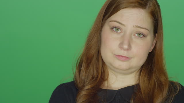 Junge-rothaarige-Frau-sah-besorgt-und-wütend,-auf-einem-green-Screen-Studio-Hintergrund
