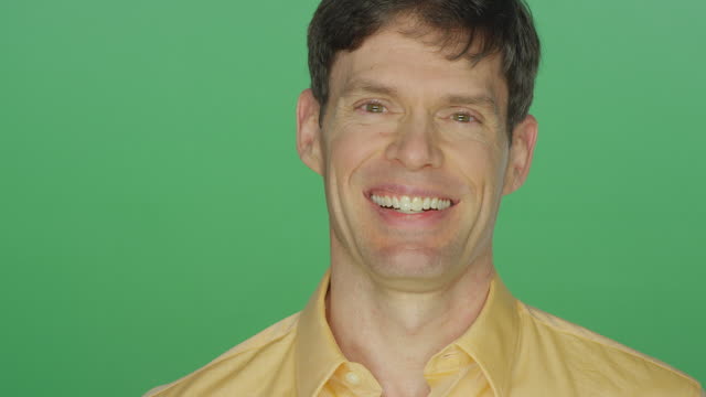 Mann-mittleren-Alters-lachen-und-Lächeln,-auf-eine-Greenscreen-Studio-Hintergrund