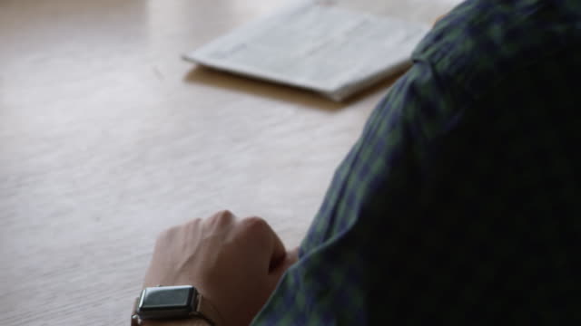 Mann-mit-Smartwatch-mit-Grünbildschirm-und-Esslauch