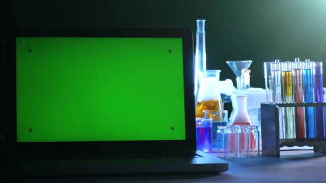 Laptop-mit-grünem-Bildschirm-im-Labor
