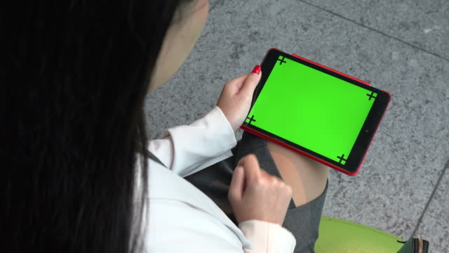 Tablet-Ipad-Green-Screen-Monitor-Asiatische-Geschäftsfrau-Geschäftsfrau-arbeiten