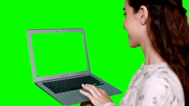 Mujer-usando-una-computadora-portátil