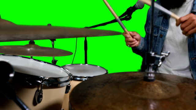 Sección-media-del-baterista-tocando-tambor