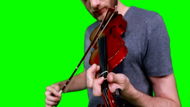Männliche-Musiker-spielen-Violine