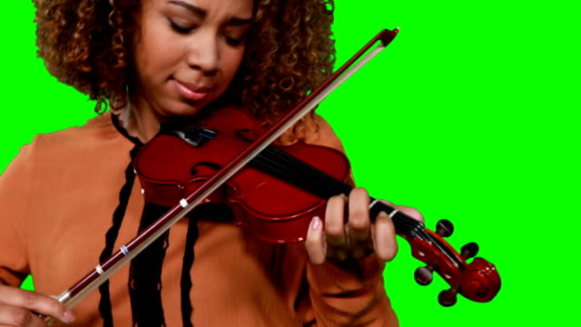 Primer-plano-de-mujer-músico-tocar-violín