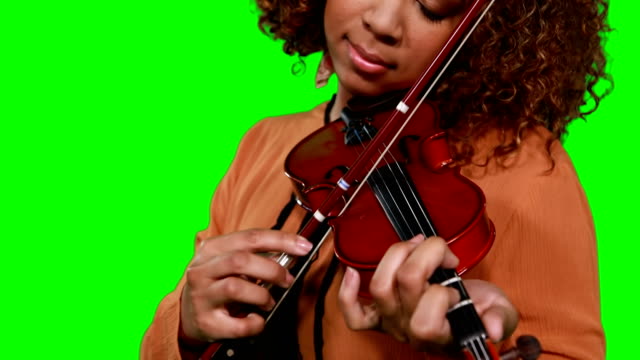 Nahaufnahme-der-Musikerin-spielt-Geige