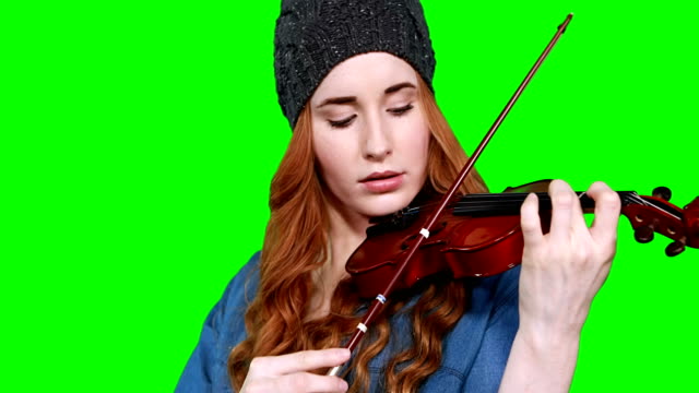 Primer-plano-de-mujer-músico-tocar-violín