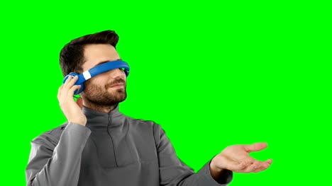 Hombre-usando-casco-de-realidad-virtual