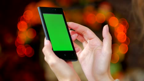Mujer-con-smartphone-con-pantalla-verde