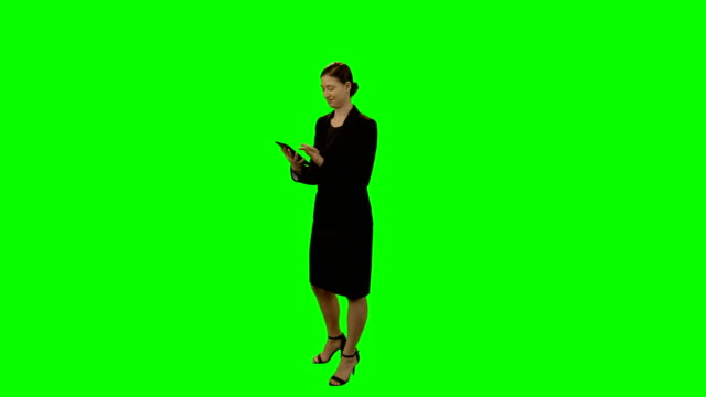 Mujer-de-negocios-usando-tableta-digital