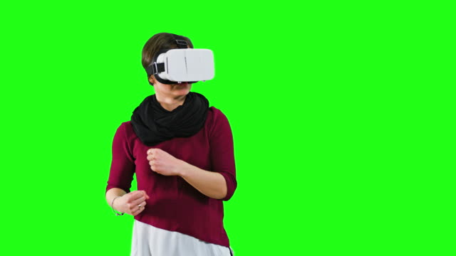 Boxeo-de-la-mujer-con-un-casco-VR-en