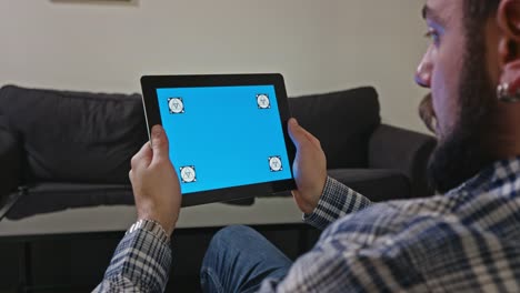 Hombre-con-una-tableta-Digital-con-movimiento-de-pantalla-azul